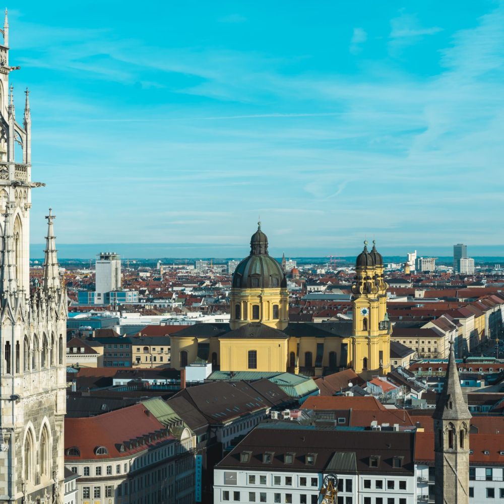 Blick über die Dächer der Münchner Altstadt mit Rathausturm und Kirchenkuppeln