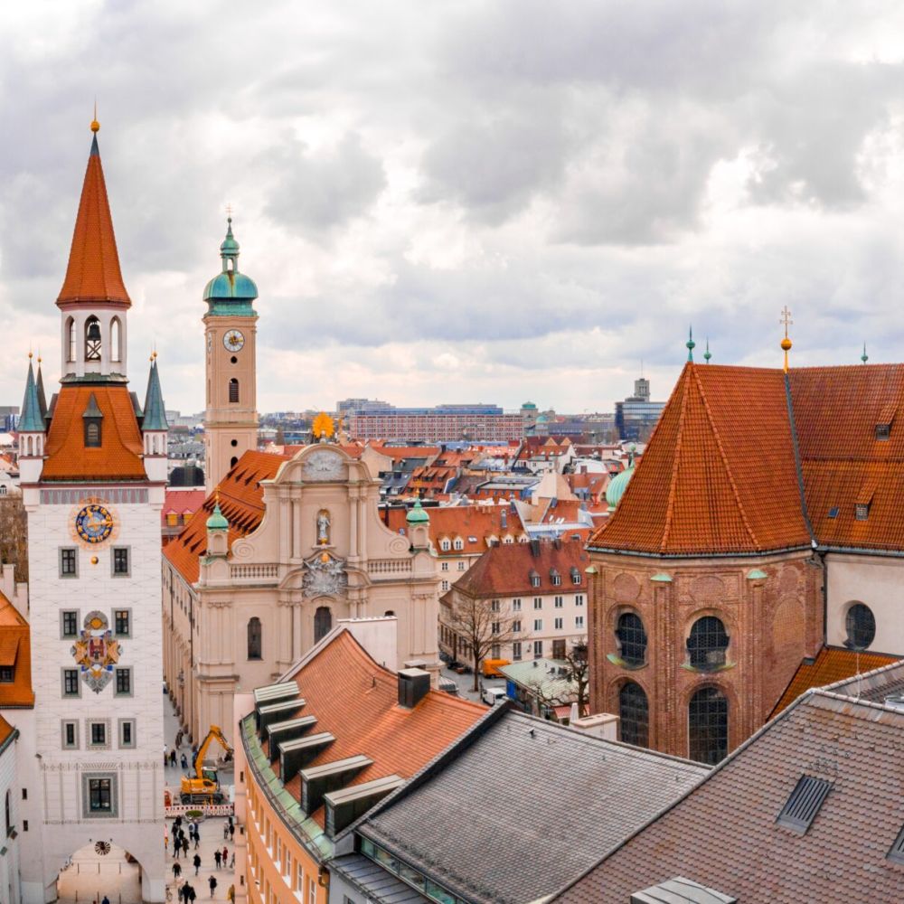Blick über die Münchner Altstadt mit dem Alten Rathaus und roten Ziegeldächern