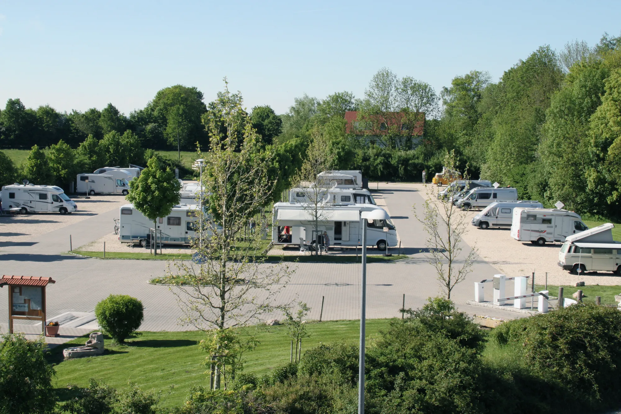 Überblick über den Wohnmobilpark Erding mit belegten Stellplätzen und angrenzenden Wiesen