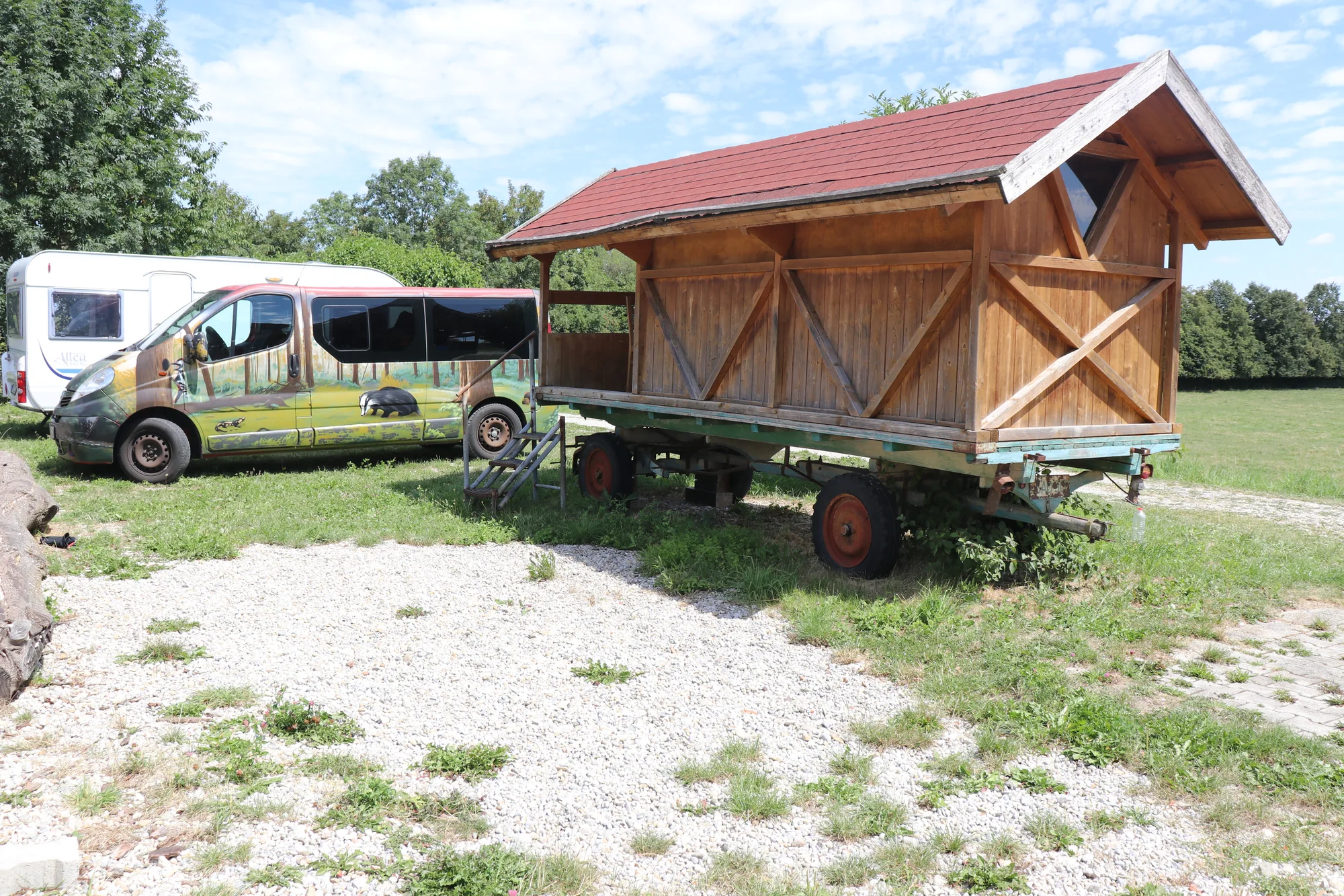 Holzwagen und Kleinbus auf der Wiese am Gersthof