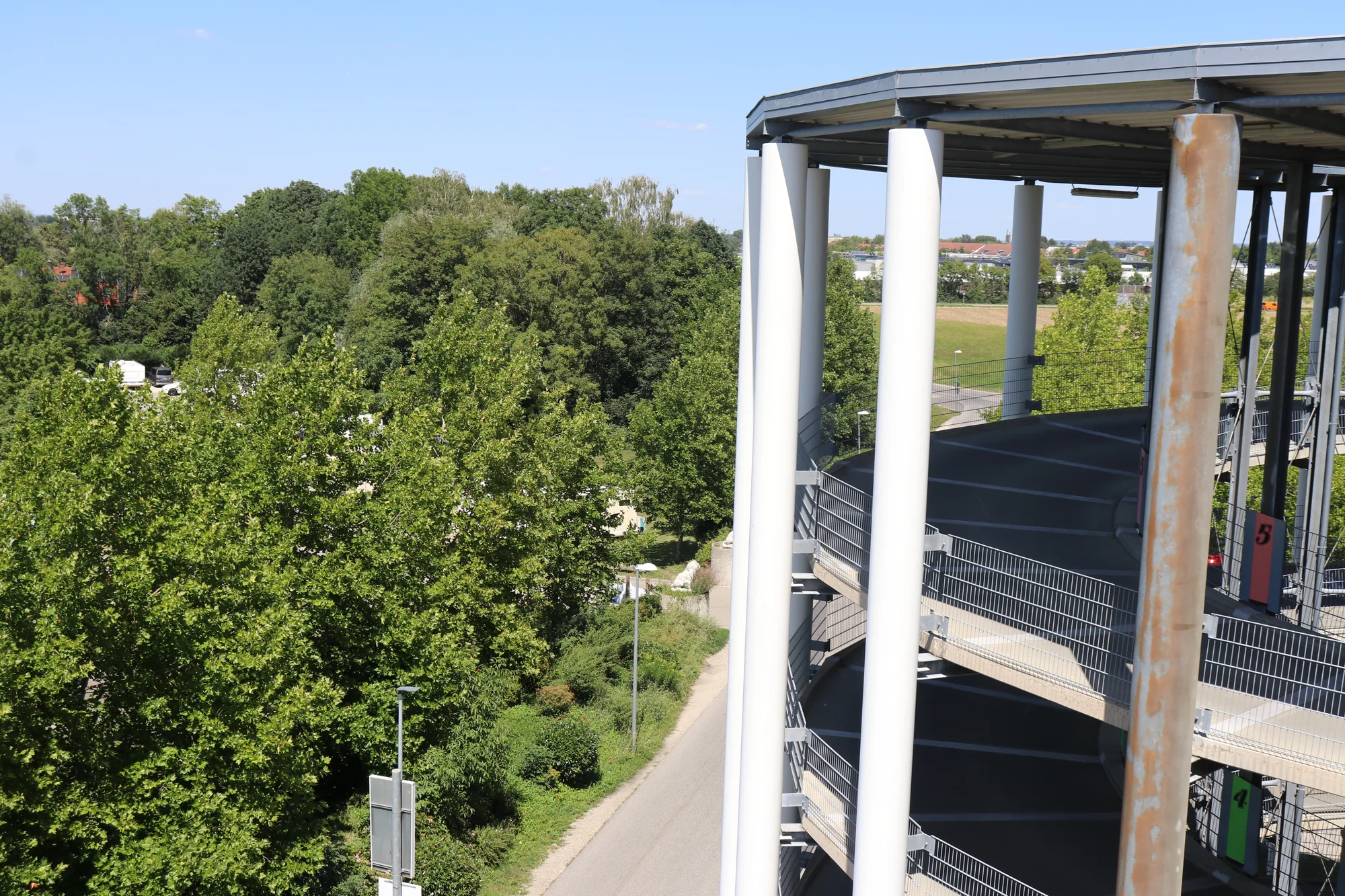 Blick von der Therme Erding auf die Zufahrt und das Grün rund um den Wohnmobilpark