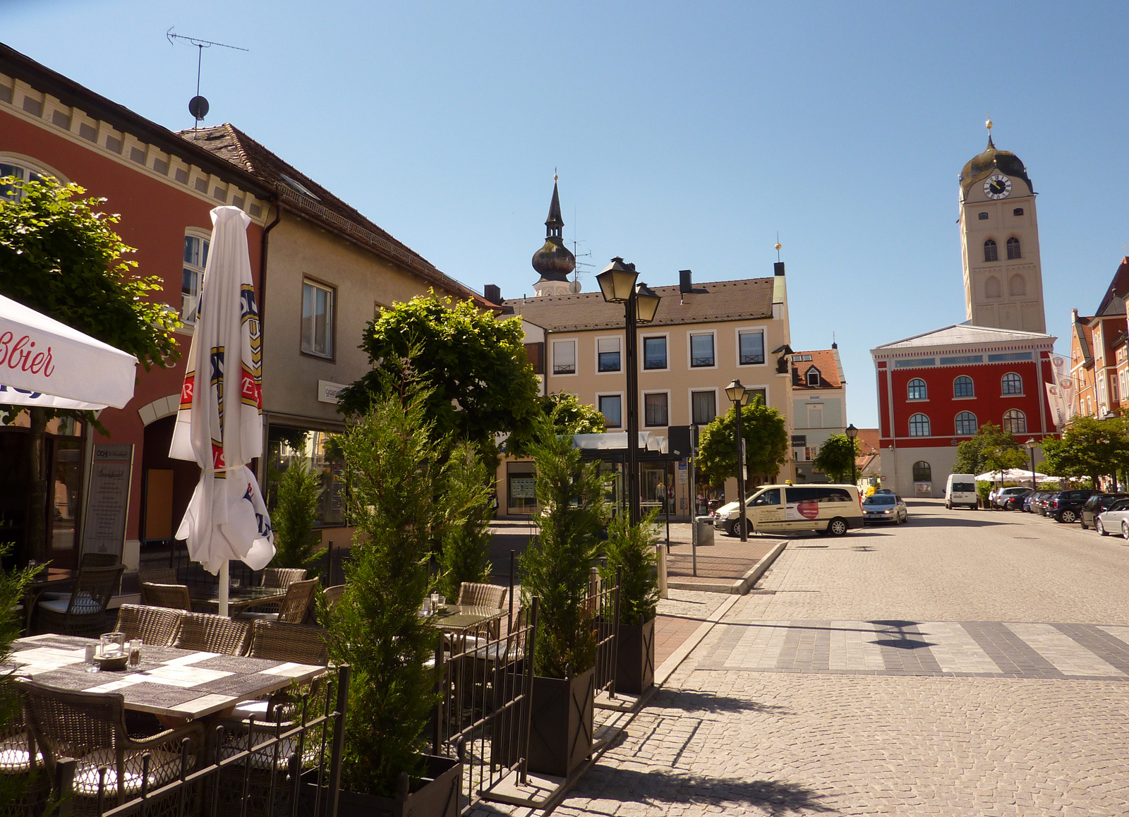 Fußgängerzone in der Erdinger Altstadt mit Stadtturm und rotem Rathaus