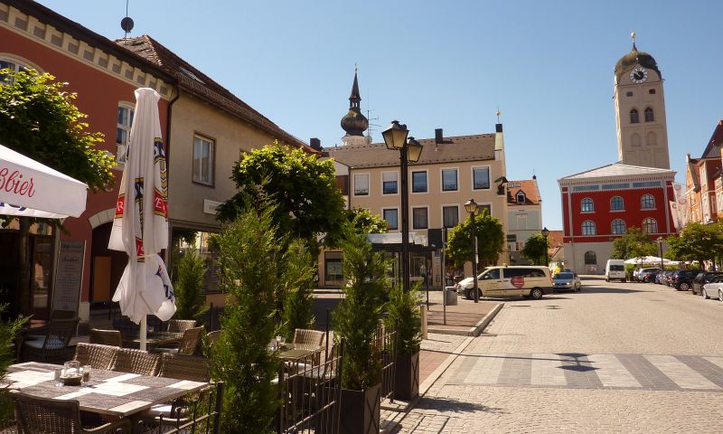 Fußgängerzone in der Erdinger Altstadt mit Stadtturm und rotem Rathaus